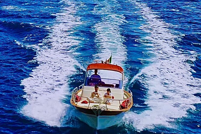 3-hour private boat tour of the island of Capri - White Grotta and the Capri Sea-Arches Moment