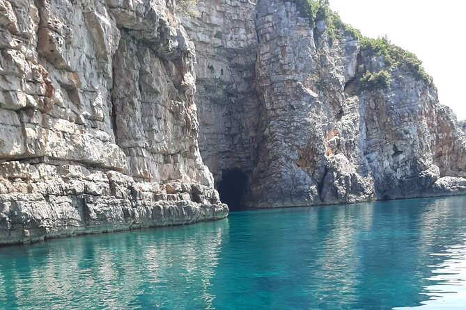 3 Hours Speed Boat tour to the Blue Cave - Group Size and the Real Comfort of a Maximum of 10