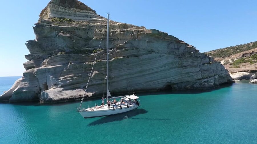 Adamantas: Full-Day Milos & Poliegos Boat Tour with Meals - The lunch window on the way: regional flavors without the wait