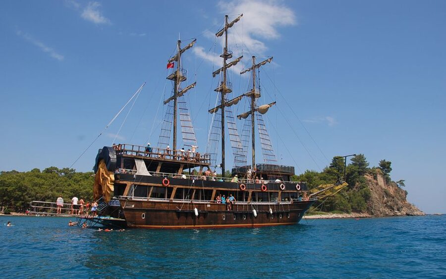 Alanya: Pirate Boat Tour with Unlimited Soft Drinks & Lunch - From Alanya Harbor Out to the Pirate-Cave Coast