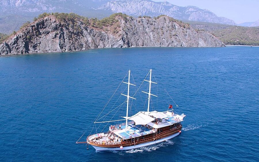 Alanya Relaxing Family Boat Tour Without Foam And Loud Music - Swim time in secluded coves: what the anchored breaks are really like