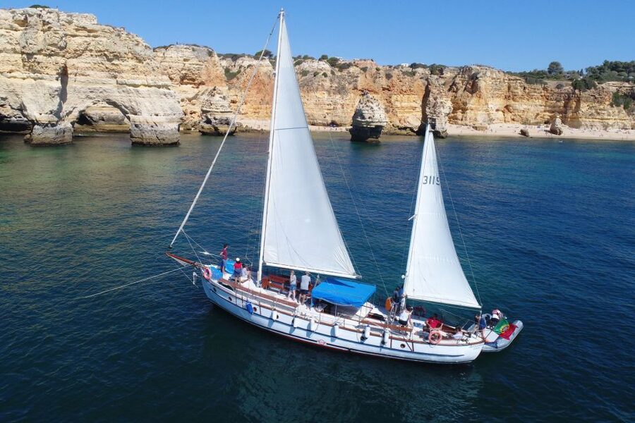 Albufeira: 6-Hour Boat Tour with BBQ and Drinks - BBQ lunch on an authorized beach: food, portions, and pacing