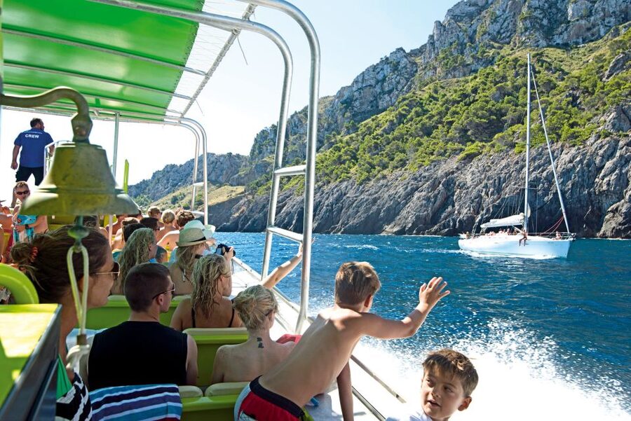 Alcudia: Caves & Coastline Boat Trip w/ Snorkelling - Crew, Safety, and On-Board Vibe: Why People Keep Smiling