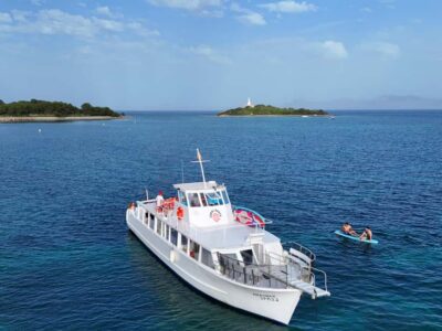 Alcudia Mallorca: Boat Trip with Food, Snorkeling, and SUP - Your boat setup: what you’ll have on board