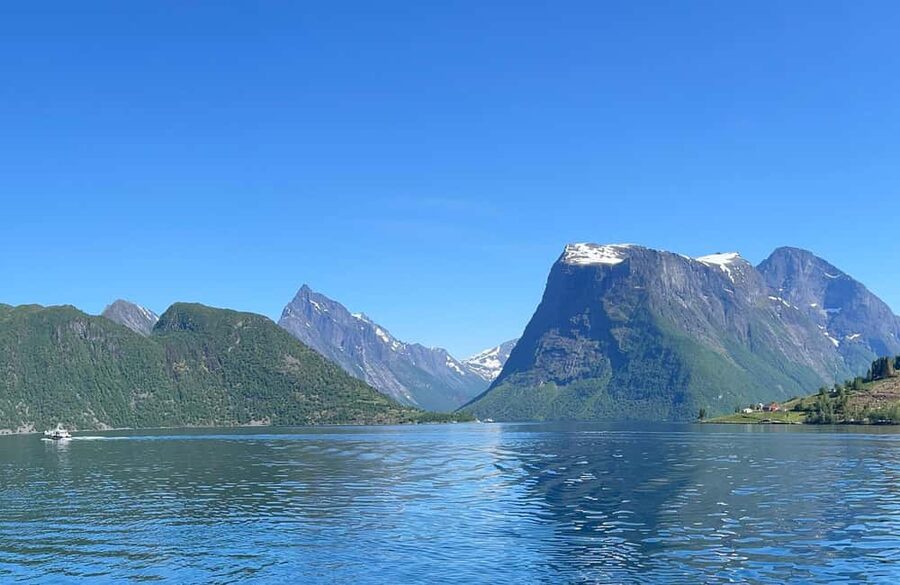 Ålesund to Geiranger Fjord Boat Tour with Return Bus Tour - Geirangerfjord UNESCO cruise: waterfalls, viewpoints, and tasting waterfall water