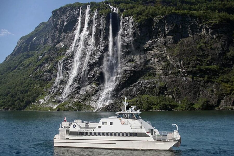 Ålesund to Geiranger Fjord Boat Tour with Return Bus Tour - Geiranger free time: photos, timing, and managing the crowd energy