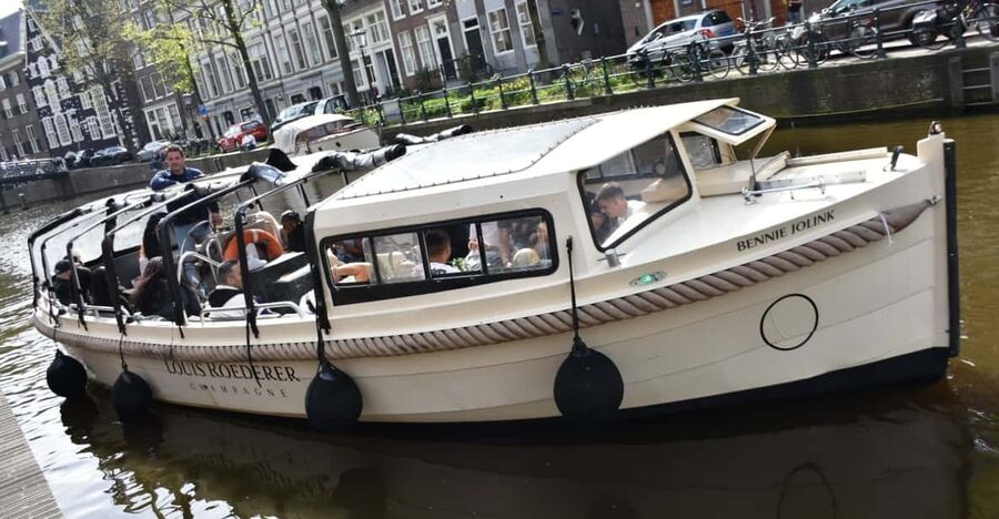 Amsterdam: 420 Smoke-Friendly Boat Tour - The hour on the water: what the cruise feels like