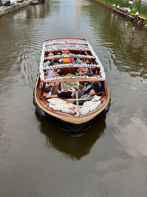 Amsterdam: Boat Tour with Optional Unlimited Drinks - The guide experience: friendly stories, clear pacing