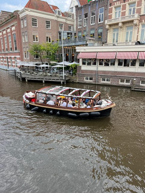 Amsterdam: Boat Tour with Optional Unlimited Drinks - Red Light District to De Oude Kerk: the night starts fast
