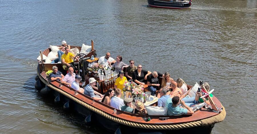Amsterdam: Boat Tour with Optional Unlimited Drinks - Museum Ons’ Lieve Heer op Solder, Basiliek van de Heilige Nicolaas, and the big-sight energy