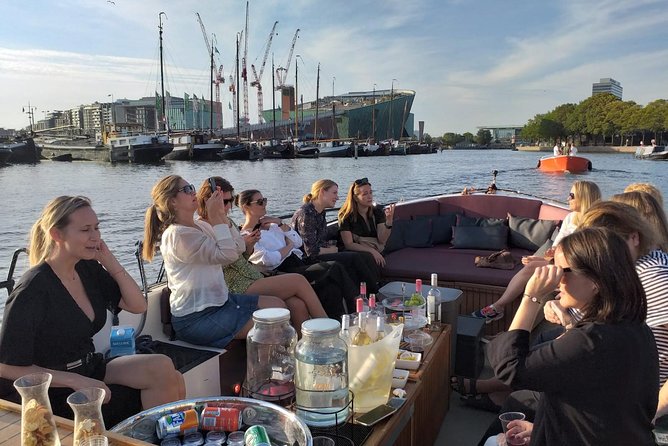 Amsterdam canal cruise in open boat – Guided tour - Why this one-hour cruise is a smart first-night plan