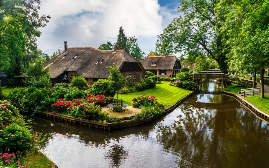 Amsterdam: Giethoorn Tour Scenic Cruise, Cheese & Free Time - The Giethoorn arrival: boat-focused timing and a clear plan