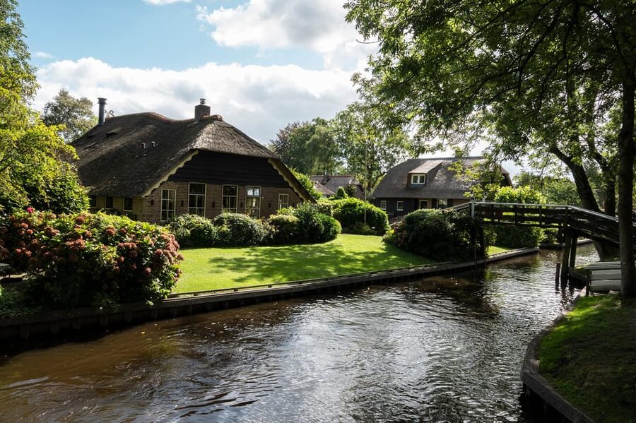 Amsterdam: Giethoorn Tour Scenic Cruise, Cheese & Free Time - The exclusive 1-hour canal cruise under wooden bridges