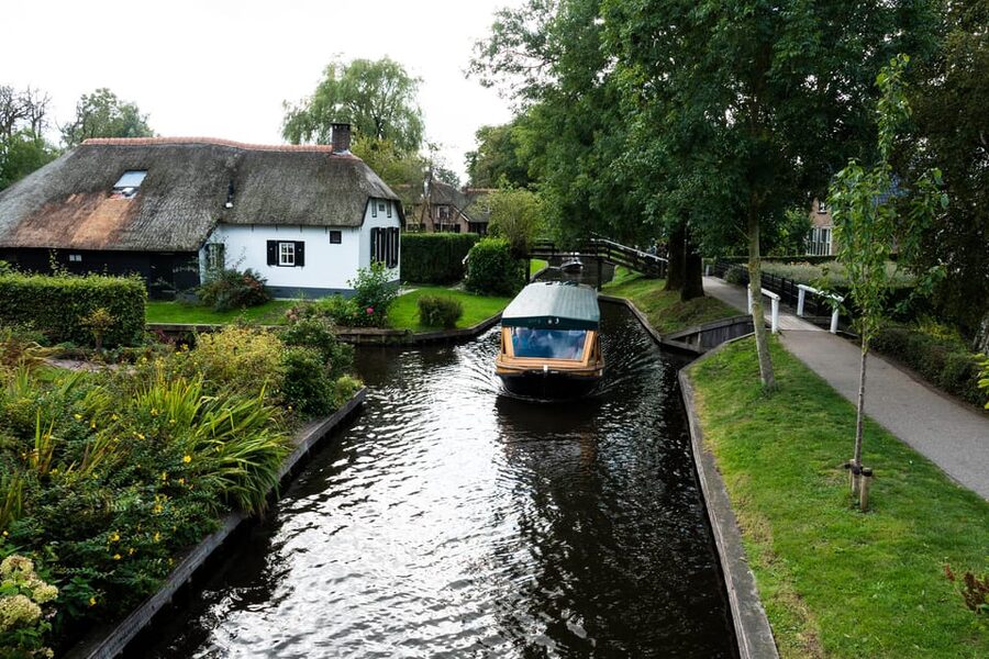 Amsterdam: Giethoorn Tour Scenic Cruise, Cheese & Free Time - Henri Willig cheese tasting and the built-in discounts