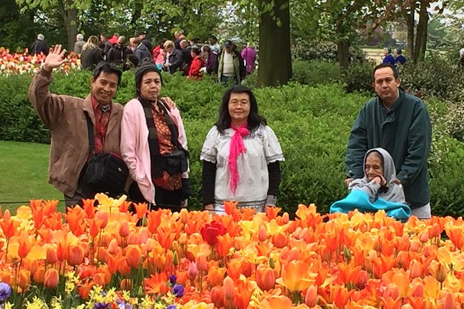 Amsterdam: Keukenhof Tulip Gardens and Giethoorn with Boat Tour - Inside Keukenhof: 3 Hours That Actually Let You Enjoy It