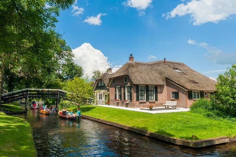 Amsterdam: Live GuideD Giethoorn Boat Tour & Cheese Platter - Key Points to Know Before You Go