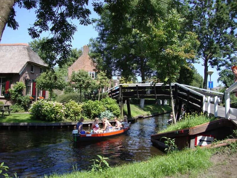 Amsterdam: Live GuideD Giethoorn Boat Tour & Cheese Platter - Your Free Time in Giethoorn: Canals, Bridges, and Lunch on Your Terms