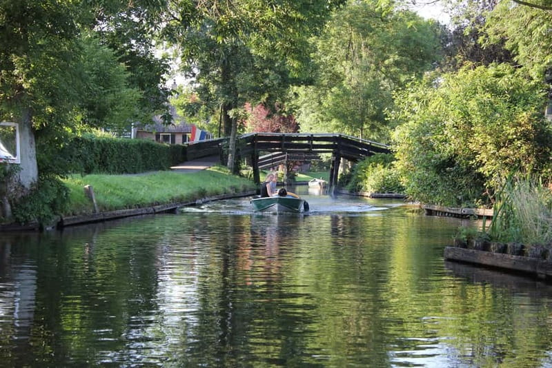 Amsterdam: Live GuideD Giethoorn Boat Tour & Cheese Platter - Guide Quality and Group Size: Why This Tour Feels Smooth