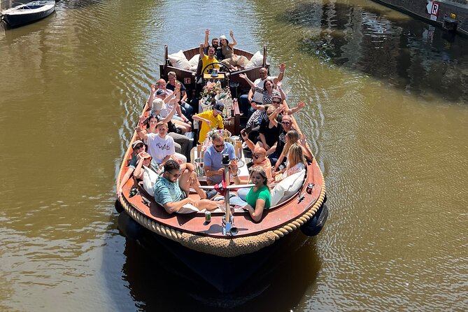 Amsterdam Luxury Boutique Boat tour with Unlimited Beer and Wine - The guide experience: friendliness helps, but information quality varies