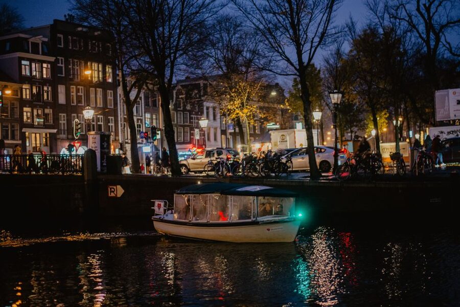 Amsterdam: Private Romantic Evening Boat Tour with Prosecco - Should You Book This Romantic Prosecco Canal Cruise?