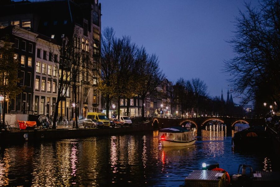 Amsterdam: Private Romantic Evening Boat Tour with Prosecco - Meeting at Keizersgracht 401: Finding the Boat Fast (and Not Rushing)