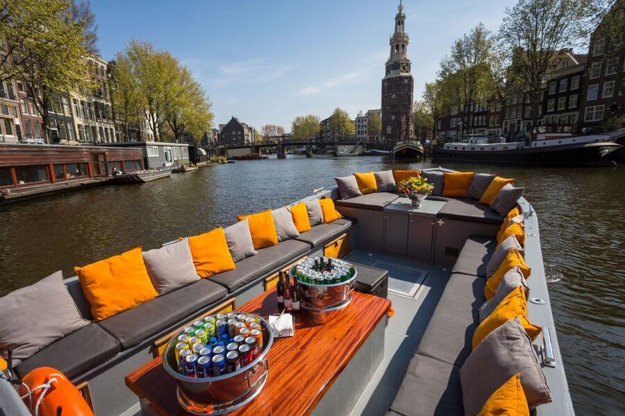 Amsterdam: Red-Light District Pub Crawl and Booze Boat Tour - The Big Finish: Club Entrance at One of Amsterdam’s Largest Venues
