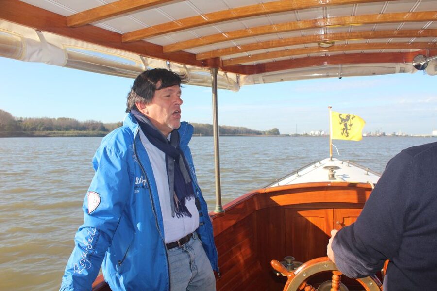 Antwerp: Private Old Harbour Boat Tour Incl. Drinks & Snacks - How the small-group format changes the experience