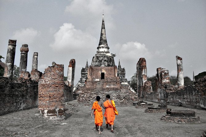 Ayutthaya Sunset Tour: Iconic Temples & Scenic River Boat Ride - Chao Phrom Market: a local snack-and-browse reset