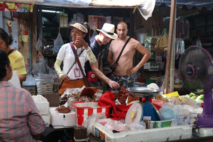 Bangkok: Bike and Canal Boat Tour with Lunch - Thonburi alley biking: Wat Mon, local markets, and learning fast