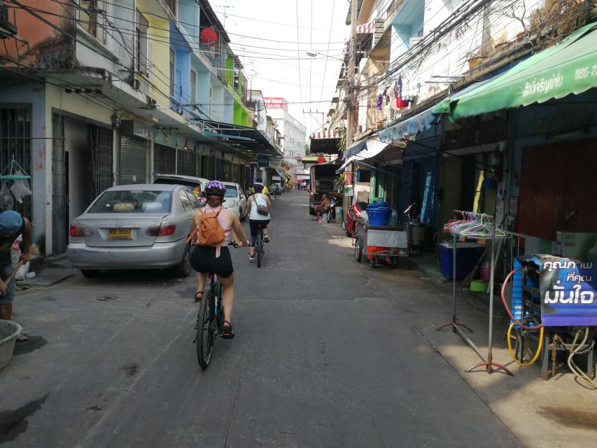 Bangkok: Bike and Canal Boat Tour with Lunch - Wat Ko and loading the bikes onto the long-tail for Bangkok Yai