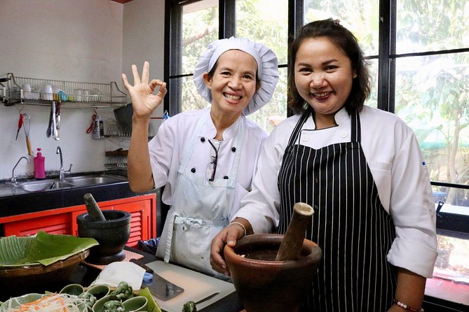 Bangkok Market Tour & Thai Cooking Class with Boat Ride with Aoy - What you’ll eat: lunch after cooking, plus river-view downtime