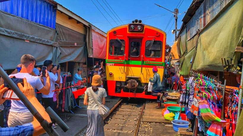 Bangkok: Train Market & Floating Market with Boat Ride - The ride to Mae Klong: getting set for the train moment