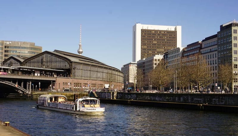 Berlin: 1-Hour Boat Tour with Bilingual Live Guide - Weather-Proofing: Windows, Heating, and a Cold-Day Win