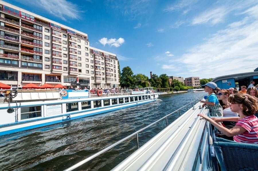 Berlin: 3.25-Hour Spree & Landwehrkanal Boat Tour - Food and drinks: simple onboard options to keep you comfortable