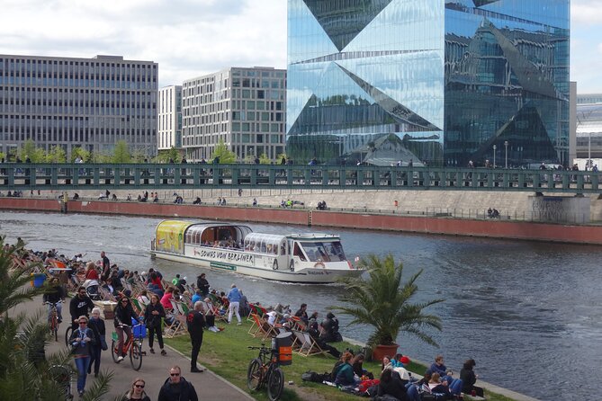 Berlin sightseeing boat tour on the Spree - Nikolaiviertel: the rebuilt old town feel
