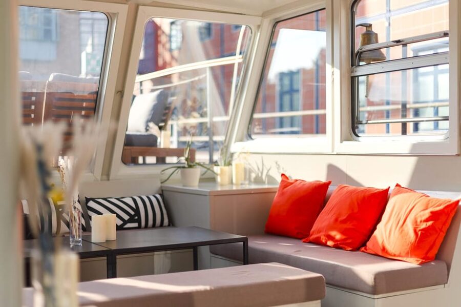 Berlin: Sightseeing Boat Tour on the Spree for Families - Families, pets, and who this cruise suits best