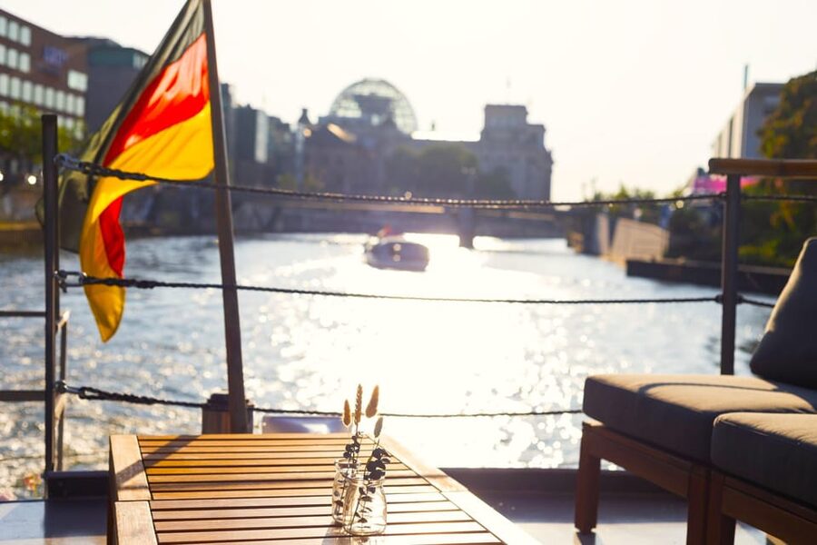 Berlin: Sightseeing Boat Tour on the Spree for Families - The vibe onboard: lounge seating, heated windows, and music over narration