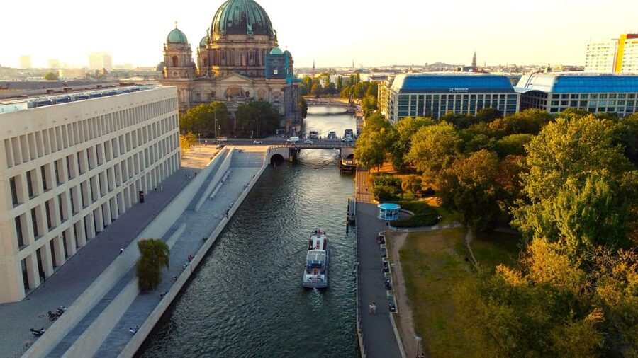 Berlin: Sightseeing Boat Tour on the Spree for Families - Past TV Tower and Berlin Hauptbahnhof: classic Berlin meets the modern transit feel
