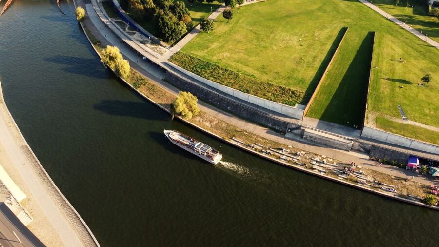 Berlin: Sightseeing Boat Tour on the Spree for Families - Weather and deck strategy: when to stay outside and when to go inside