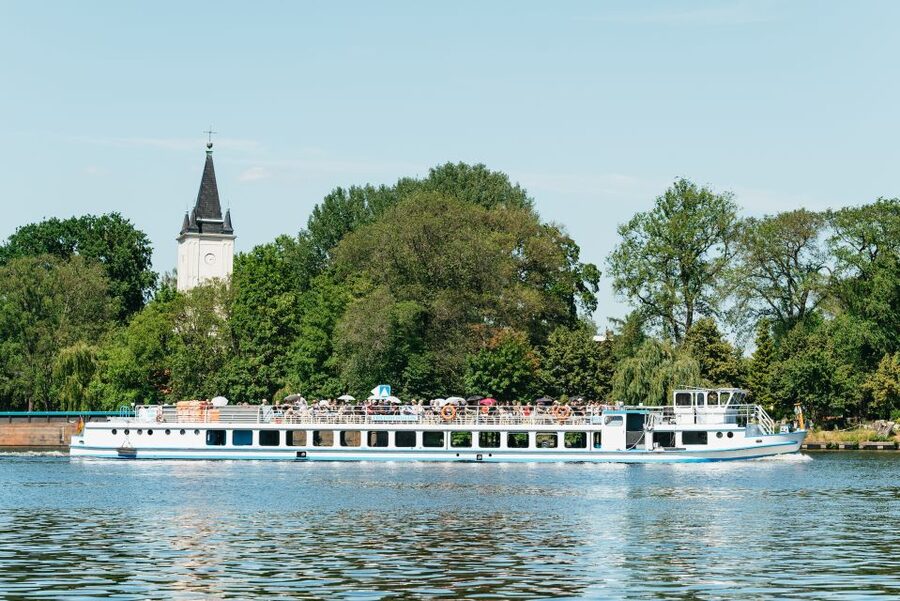 Berlin: Spree Boat Tour to Müggelsee - Köpenick Palace Views From the Water (and How to Use Them)