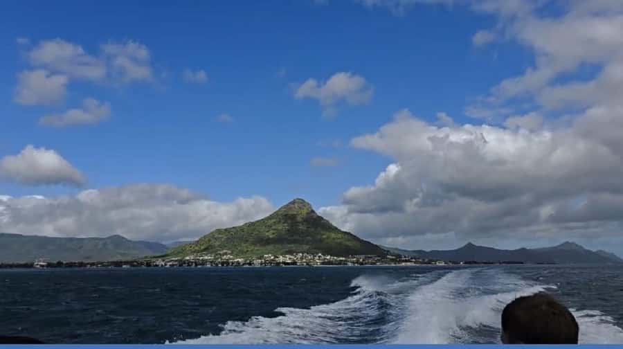 Black River: Swim with Dolphin Speed Boat Tour with lunch - Benitiers Islet beach time: 3-course BBQ, unlimited drinks, and downtime