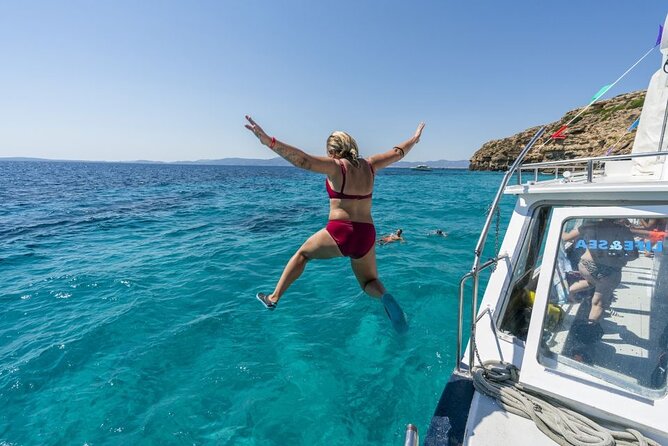 Boat Tour 2 hour in Palma Bay - Onboard vibe: music, smoking, and the bar that’s not included