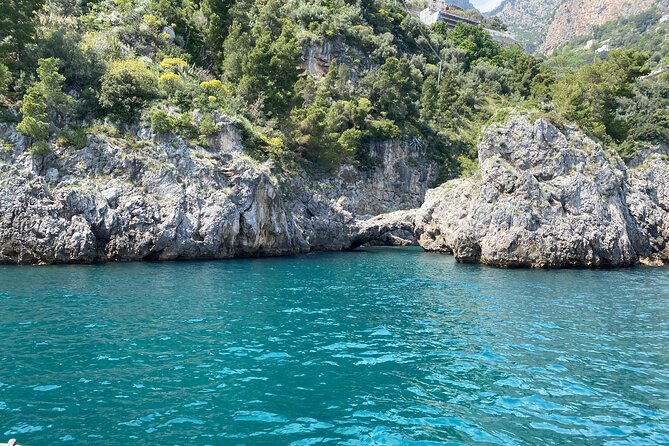 Boat tour of the Amalfi Coast with Aperitif - The crew makes it: Rosa, Francesco, Martina, and Angela energy