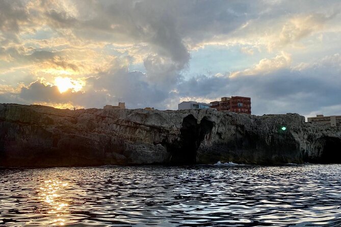 Boat tour Ortigia, sea caves and Pillirina 2h - Maniace Castle area stop: quick break and optional facilities
