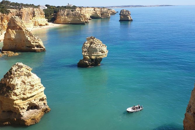 Boat Trip to the Benagil Caves from Armação de Pêra - The 1-hour speedboat rhythm from Armação de Pêra