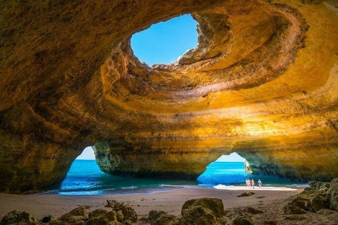 Boat trip to the caves of Benagil - The Algar de Benagil stop: the iconic cave view from the sea