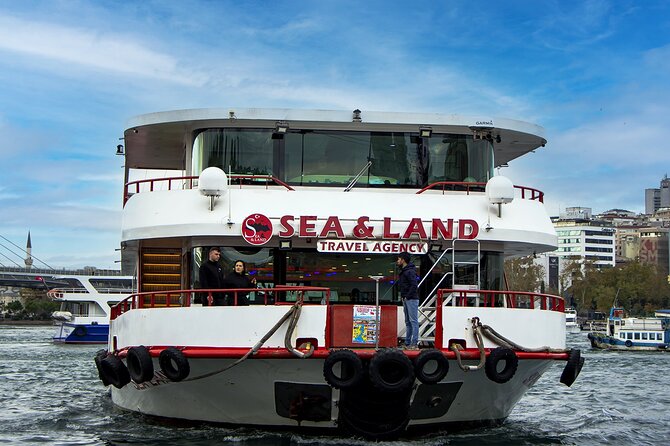 Bosphorus Sightseeing Cruise Tour with Audio Guide - Comfort, crowding, and the “listen with your eyes” strategy