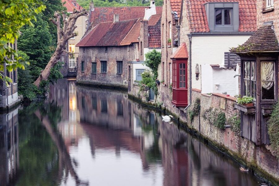 Bruges: Guided Tour & Boat Ride with Optional Beer Tasting - Huidenvettersplein, Burg Square, and the Basilica of the Holy Blood