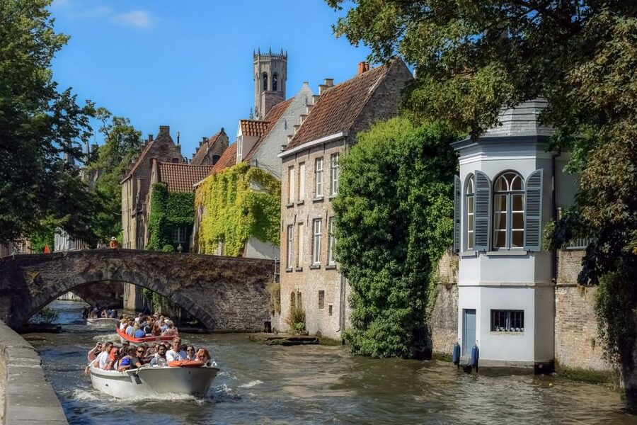 Bruges: Guided Tour & Boat Ride with Optional Beer Tasting - Where you start in Bruges: meeting point and how to handle it