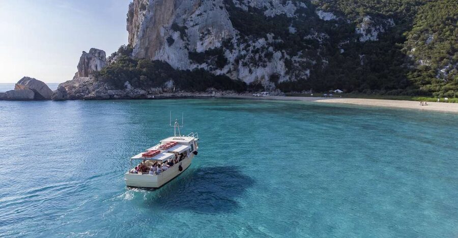 Cala Gonone: Boat ride to Cala Luna beach - The Ship Setup: Sun Deck vs Shaded/Closed Deck